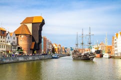 Zuraw kran och färgrika byggnader på den Motlawa floden, Gdansk, Pol royaltyfri foto Zuraw kran och färgrika byggnader på den Motlawa floden, Gdansk, Pol royaltyfri foto