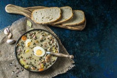 Zurek - polsk easter soppa med ägg och den vita korven royaltyfri foto Zurek - polsk easter soppa med ägg och den vita korven royaltyfri foto