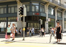 Zurich Schweiz - Juni 03, 2017: Folk på gatan nära U arkivfoto Zurich Schweiz - Juni 03, 2017: Folk på gatan nära U arkivfoto