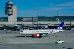 Zurich, Suiza, centro comercial 2017 - los aviones que se preparan para sacan en el terminal A del aeropuerto de Zurich imagen de archivo Zurich, Suiza, centro comercial 2017 - los aviones que se preparan para sacan en el terminal A del aeropuerto de Zurich imagen de archivo