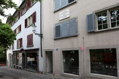 zurich switzerland En platta på huset var han bodde VI Ulyanov-Lenin fotografering för bildbyråer zurich switzerland En platta på huset var han bodde VI Ulyanov-Lenin fotografering för bildbyråer