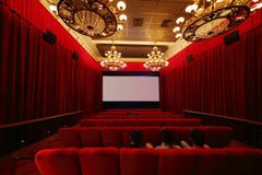 Zurück von aufpassendem Film der Leute in der Kinohalle stockbilder Zurück von aufpassendem Film der Leute in der Kinohalle stockbilder