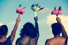 Zurück von den Afroamerikanerfrauen, die bunte Blumensträuße auf der Luft am Hochzeitstag halten lizenzfreies stockbild Zurück von den Afroamerikanerfrauen, die bunte Blumensträuße auf der Luft am Hochzeitstag halten lizenzfreies stockbild