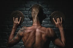 Zurück von hörender Musik des athletischen jungen ästhetischen Mannes lizenzfreies stockfoto Zurück von hörender Musik des athletischen jungen ästhetischen Mannes lizenzfreies stockfoto