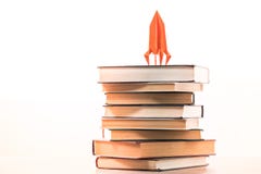 Zurück zu Schulkonzept ist- Rakete auf Büchern Idee des Wissens und der Aspirationen in einer Karriere, weißer Hintergrund lizenzfreies stockfoto Zurück zu Schulkonzept ist- Rakete auf Büchern Idee des Wissens und der Aspirationen in einer Karriere, weißer Hintergrund lizenzfreies stockfoto