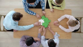 Zusammenbauendes Puzzlespiel der Leute Zusammenbauendes Puzzlespiel der Leute