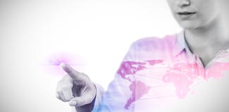 Zusammengesetztes Bild der Geschäftsfrau, die fantasiereichen digitalen Schirm 3d verwendet lizenzfreie stockbilder Zusammengesetztes Bild der Geschäftsfrau, die fantasiereichen digitalen Schirm 3d verwendet lizenzfreie stockbilder