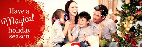 Zusammengesetztes Bild der glücklichen Familie spielend mit Weihnachtsgeschenken stockbilder Zusammengesetztes Bild der glücklichen Familie spielend mit Weihnachtsgeschenken stockbilder