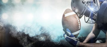 Zusammengesetztes Bild der Nahaufnahme des Spielers des amerikanischen Fußballs des Umkippens mit Ball stockbild Zusammengesetztes Bild der Nahaufnahme des Spielers des amerikanischen Fußballs des Umkippens mit Ball stockbild