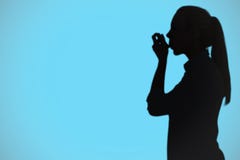 Zusammengesetztes Bild der schönen Blondine, die einen Asthmainhalator verwendet stockbild Zusammengesetztes Bild der schönen Blondine, die einen Asthmainhalator verwendet stockbild