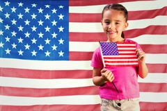 Zusammengesetztes Bild des kleinen Mädchens mit amerikanischer Flagge lizenzfreies stockbild Zusammengesetztes Bild des kleinen Mädchens mit amerikanischer Flagge lizenzfreies stockbild