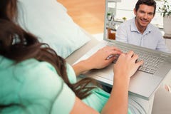 Zusammengesetztes Bild des lächelnden Mannes, der zu Hause digitale Tablette verwendet lizenzfreie stockfotos Zusammengesetztes Bild des lächelnden Mannes, der zu Hause digitale Tablette verwendet lizenzfreie stockfotos