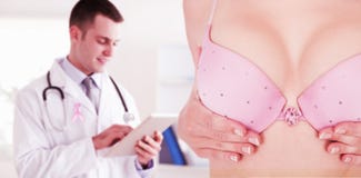 Zusammengesetztes Bild des mittleren Abschnitts der Frau in rührender Brust des BH für Krebsbewusstsein Stockbild Zusammengesetztes Bild des mittleren Abschnitts der Frau in rührender Brust des BH für Krebsbewusstsein Stockbild