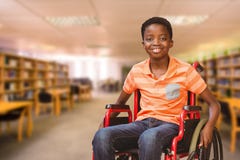 Zusammengesetztes Bild des Porträts des Jungen sitzend im Rollstuhl an der Bibliothek lizenzfreies stockbild Zusammengesetztes Bild des Porträts des Jungen sitzend im Rollstuhl an der Bibliothek lizenzfreies stockbild