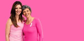 Zusammengesetztes Bild von lächelnden Frauen in den rosa Ausstattungen, die für Brustkrebsbewusstsein aufwerfen lizenzfreie stockfotos Zusammengesetztes Bild von lächelnden Frauen in den rosa Ausstattungen, die für Brustkrebsbewusstsein aufwerfen lizenzfreie stockfotos
