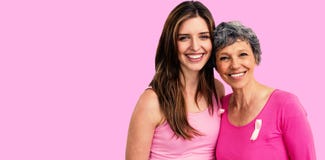 Zusammengesetztes Bild von lächelnden Frauen in den rosa Ausstattungen, die für Brustkrebsbewusstsein aufwerfen lizenzfreie stockbilder Zusammengesetztes Bild von lächelnden Frauen in den rosa Ausstattungen, die für Brustkrebsbewusstsein aufwerfen lizenzfreie stockbilder