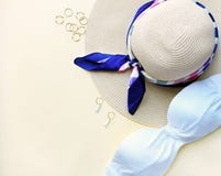Zusammensetzung des Frauenbadeanzugs, des Hutes und der fachion Zusätze auf biege Hintergrund, flache Lage, Draufsicht kleines Au lizenzfreies stockfoto Zusammensetzung des Frauenbadeanzugs, des Hutes und der fachion Zusätze auf biege Hintergrund, flache Lage, Draufsicht kleines Au lizenzfreies stockfoto