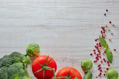 Zusammensetzung des Frischgemüses mit einer Kopie des Raumes Grüner Brokkoli rote Tomate und Wirsingkohl Thema nützlich und gesun stockfotos Zusammensetzung des Frischgemüses mit einer Kopie des Raumes Grüner Brokkoli rote Tomate und Wirsingkohl Thema nützlich und gesun stockfotos