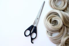 Zusammensetzung mit dem blonden Haar, den Scheren und Raum für Text auf einem farbigen Hintergrund Frisurndienstleistungen Für Vi lizenzfreies stockbild Zusammensetzung mit dem blonden Haar, den Scheren und Raum für Text auf einem farbigen Hintergrund Frisurndienstleistungen Für Vi lizenzfreies stockbild