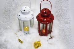 Zusammensetzung von Weihnachtslichtern im Schnee Lizenzfreie Stockfotos Zusammensetzung von Weihnachtslichtern im Schnee Lizenzfreie Stockfotos