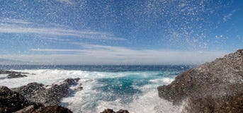 Zusammenstoßende Wellen, die über den Felsen spritzen lizenzfreies stockfoto Zusammenstoßende Wellen, die über den Felsen spritzen lizenzfreies stockfoto