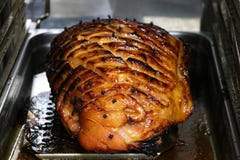 Zwalniam piec gammon w piekarniku fotografia royalty free Zwalniam piec gammon w piekarniku fotografia royalty free