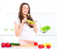 Zwangere vrouw die plantaardige salade eten royalty-vrije stock foto's Zwangere vrouw die plantaardige salade eten royalty-vrije stock foto's