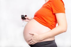 Zwangere vrouw het drinken alcohol rode wijn tijdens zwangerschap royalty-vrije stock fotografie Zwangere vrouw het drinken alcohol rode wijn tijdens zwangerschap royalty-vrije stock fotografie