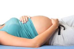 Zwangere vrouw met mooie die buik op witte achtergrond wordt geïsoleerd stock afbeeldingen Zwangere vrouw met mooie die buik op witte achtergrond wordt geïsoleerd stock afbeeldingen