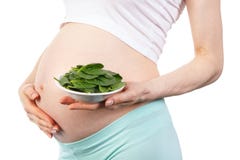 Zwangere vrouw met verse groene spinazie, gezonde voeding die ijzer bevatten tijdens zwangerschap Royalty-vrije Stock Foto Zwangere vrouw met verse groene spinazie, gezonde voeding die ijzer bevatten tijdens zwangerschap Royalty-vrije Stock Foto