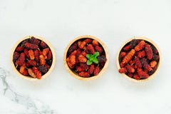 Zwart moerbeiboomfruit in kom Royalty-vrije Stock Afbeelding Zwart moerbeiboomfruit in kom Royalty-vrije Stock Afbeelding