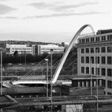Zwart-wit beeld van de millenniumbrug en het omringende gebied royalty-vrije stock afbeelding Zwart-wit beeld van de millenniumbrug en het omringende gebied royalty-vrije stock afbeelding