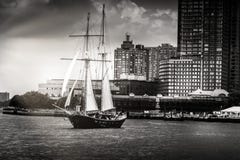 Zwart-wit beeld van zeilboot die op Hudson River in Manattan varen stock foto's Zwart-wit beeld van zeilboot die op Hudson River in Manattan varen stock foto's