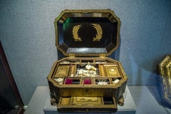 Zwarte het cijfer naaiende dozen van de lakbinnenplaats Zeldzame houten die kunst in 19de eeuw wordt gemaakt royalty-vrije stock afbeeldingen Zwarte het cijfer naaiende dozen van de lakbinnenplaats Zeldzame houten die kunst in 19de eeuw wordt gemaakt royalty-vrije stock afbeeldingen