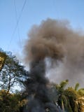 Zwarte rook die uit een gebouw op brand komen stock foto Zwarte rook die uit een gebouw op brand komen stock foto