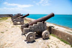 Zwei alte Kanonen Fort-San Sebastian-Schutz Mozambique-Insel Sao Sebastiao, Ilha de Mocambique, der Indische Ozean, Mosambik stockbilder Zwei alte Kanonen Fort-San Sebastian-Schutz Mozambique-Insel Sao Sebastiao, Ilha de Mocambique, der Indische Ozean, Mosambik stockbilder