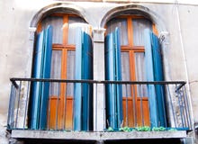Zwei alte Türfenster mit einem etwas gekrümmten Balkon stockbilder Zwei alte Türfenster mit einem etwas gekrümmten Balkon stockbilder