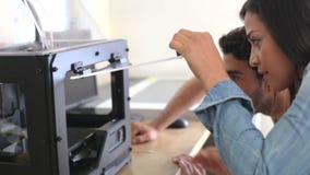 Zwei Architekten, die 3D Drucker To Make Models für Projekt verwenden stock video Zwei Architekten, die 3D Drucker To Make Models für Projekt verwenden stock video
