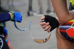 Zwei Athleten - ein Radfahrerhalter von Sicherheitsgläsern lizenzfreie stockbilder Zwei Athleten - ein Radfahrerhalter von Sicherheitsgläsern lizenzfreie stockbilder