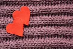 Zwei Baumwollherzen auf einem gestrickten violetten Hintergrund stockfotos Zwei Baumwollherzen auf einem gestrickten violetten Hintergrund stockfotos