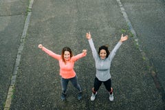 Zwei erfolgreiche sportliche Frauen, die Eignungstrainingsziele feiern lizenzfreies stockbild Zwei erfolgreiche sportliche Frauen, die Eignungstrainingsziele feiern lizenzfreies stockbild