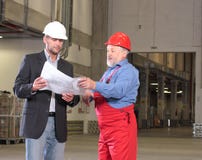 Zwei Fachleute mit Set Lichtpausen lizenzfreie stockfotos Zwei Fachleute mit Set Lichtpausen lizenzfreie stockfotos