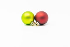 Zwei farbige Weihnachtsbälle auf weißem Hintergrund lizenzfreie stockfotos Zwei farbige Weihnachtsbälle auf weißem Hintergrund lizenzfreie stockfotos
