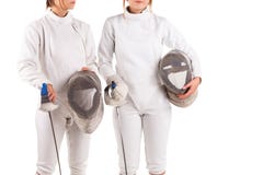 Zwei Fechter, in einer fechtenden Uniform, halten eine spezielle Fechtenmaske in ihren Händen Getrennt auf weißem Hintergrund lizenzfreie stockbilder Zwei Fechter, in einer fechtenden Uniform, halten eine spezielle Fechtenmaske in ihren Händen Getrennt auf weißem Hintergrund lizenzfreie stockbilder