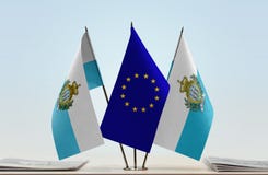 Zwei Flaggen San Marino und Europäische Gemeinschaft zwischen Stockfotografie Zwei Flaggen San Marino und Europäische Gemeinschaft zwischen Stockfotografie