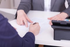 Zwei Frauen im Büro Konzept für das Unterzeichnen eines Vertrages stockfotografie Zwei Frauen im Büro Konzept für das Unterzeichnen eines Vertrages stockfotografie