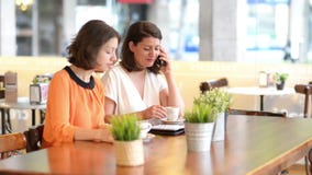 Zwei Frauen am Stangenumhüllungsfrühstück Zwei Frauen am Stangenumhüllungsfrühstück
