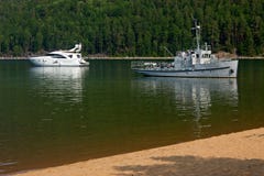 Zwei Generationen von kleinen touristischen Schiffen auf dem Baikalsee lizenzfreie stockfotos Zwei Generationen von kleinen touristischen Schiffen auf dem Baikalsee lizenzfreie stockfotos