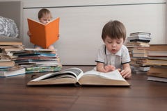 Zwei Geschwister lasen große Bücher lizenzfreies stockbild Zwei Geschwister lasen große Bücher lizenzfreies stockbild