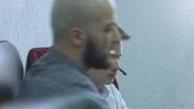 Zwei Geschäftsarbeitskräfte, die im Büro und in Planungsarbeit sich besprechen stock video Zwei Geschäftsarbeitskräfte, die im Büro und in Planungsarbeit sich besprechen stock video